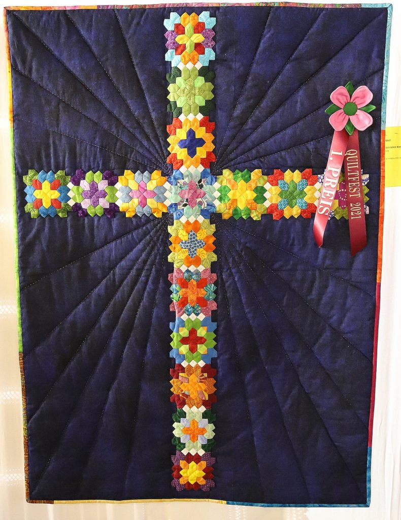 patchworkgilde quiltfest 2021 Heidi Spacil Ein Kreuz aus vielen kleinen Kreuzen